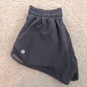 Lululemon hotty hot 2.5 short low rise black size 4